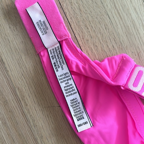 Victoria's Secret Wireless Pink Bra - 38D - Picture 7 of 7